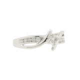 Anillo de compromiso con derivación de diamantes de talla princesa en oro blanco de 14 quilates