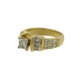 Anillo de compromiso de oro amarillo de 18 k con diamantes de talla princesa y detalles de diamantes solitarios